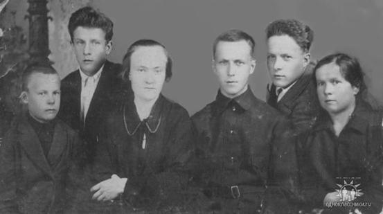Слева на право: Галактион, Николай, супруги Раиса и Михаил, Иван, Мария